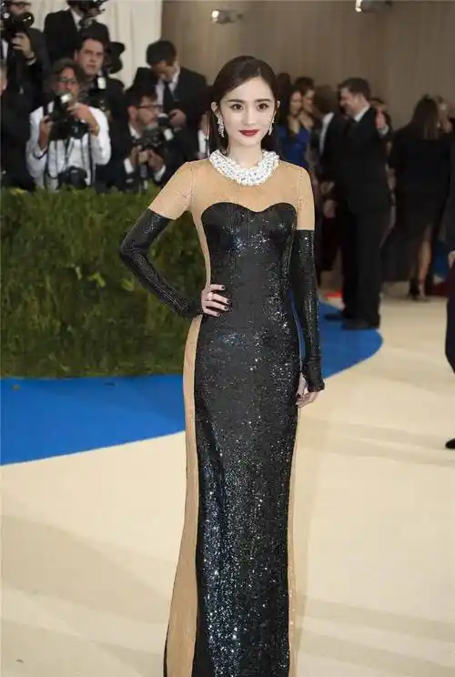 很久没进电影院的你,先欣赏一下女明星们走红毯的时尚礼服搭配_杨幂_
