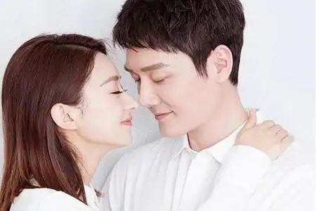 赵丽颖冯绍峰牵手逛街两人憋撇下儿子约会像初恋般甜蜜