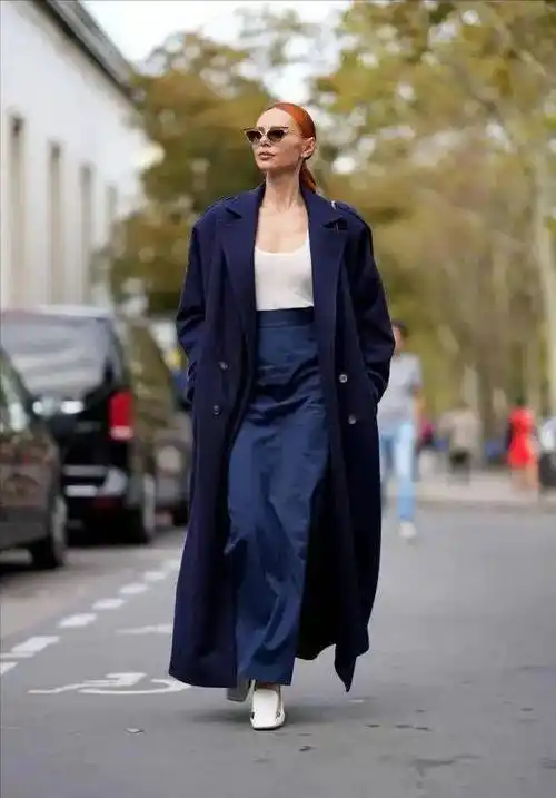 金属色的奢华气息藏蓝色是一种深沉而富有内涵的颜色,它能够吸引视线