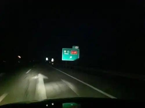 夜晚在高速开车后车一直开远光灯怎么办老司机教你一个小妙招