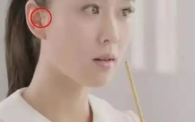 耳廓即耳朵的内缘,位于耳朵的中间位置,若向外翻,即为"反骨耳".