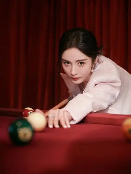 杨幂粉色亮片西装