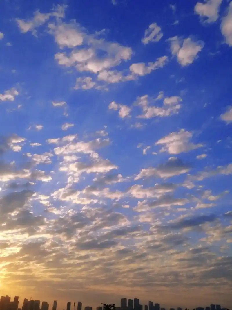 风雨过后,蓝色天空,朵朵白云悬挂空中.一来一往一句话,一早一 - 抖音