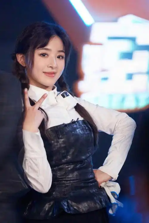 张含韵:阳光般甜美的青春女孩,活力四溢的时尚可爱魅力