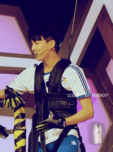 吴磊弟弟真的长大了他上综艺吊威亚瞬间尴尬了