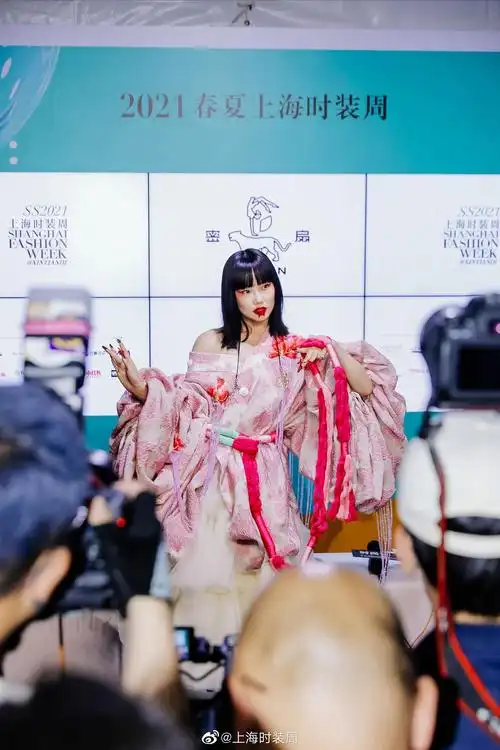 恭喜00宣了密扇品牌挚友今晚密扇大秀的直播大家记得看已更新照片到