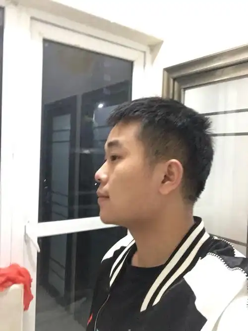 鼻子是塌鼻子吗,脸是什么脸型,配什么发型