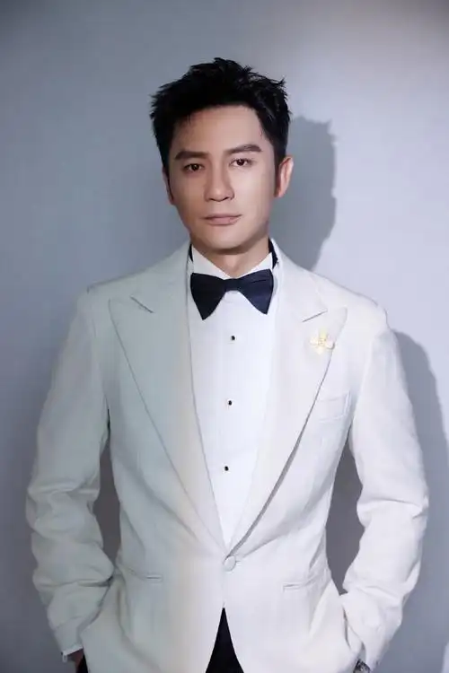 李晨超话#北影节开幕红毯#@李晨一席白色西装礼服亮相参加第十三届