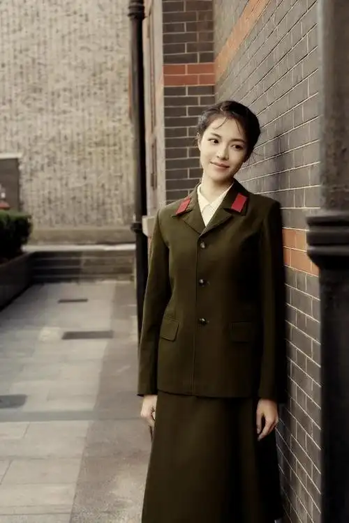 确定取消 钟楚曦军装帅气亮相上影节 新浪娱乐讯 电影《芳华》女主角