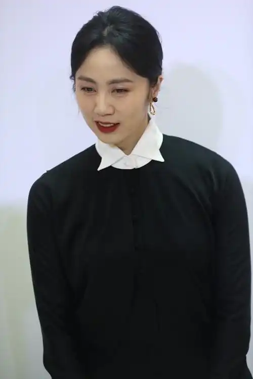 孙莉罕见出席活动,鱼尾纹比眼妆还抢镜,深色裙子更是显老!