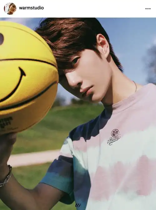 身披阳光的篮球男孩王一博伴着清风哼着歌玩转青春