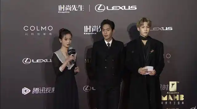 时尚先生盛典红毯:宋轶拿苹果,万茜深v高开叉黑裙,张若昀脱相