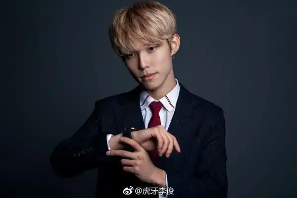 虎牙韩国男神李俊白色情人节新歌首发困在黎明独解爱情