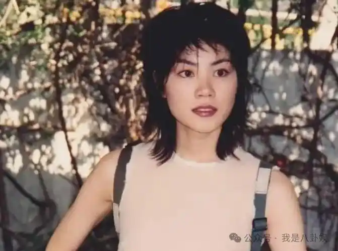 原创53岁王菲素颜出现在寺庙皮肤细腻白嫩身材却干瘪的像个老太太