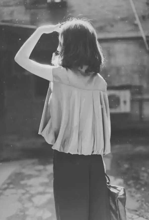 伤感背影黑白图片你我已陌生