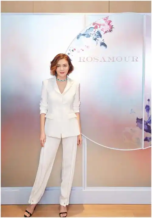 57岁关之琳真不"害臊",黑色礼服大秀美背,裙子开叉到大腿根部