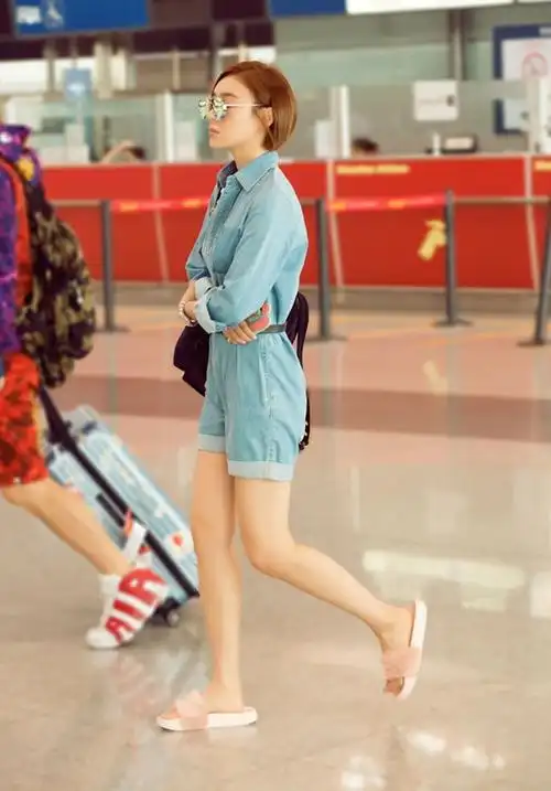 袁姗姗机场look示范 夏天如何穿拖鞋!