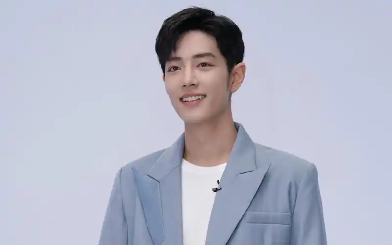 肖战的笑容真的太治愈了,今晚梦洁发布会上的肖战笑容满面,真的爱了爱