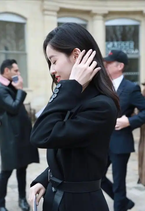 章泽天虽说软弱脸但长西装配腰带干净利索霸气侧漏很有职场女人风采