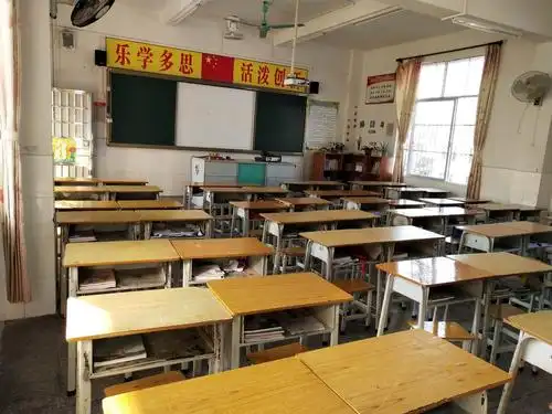 扫除后干净整洁的教室