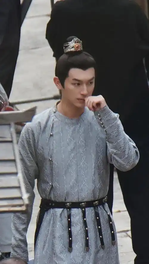 没话讲,杨旭文要英气有英气,要身高有身高,要脸蛋有脸蛋,要仪态有仪态