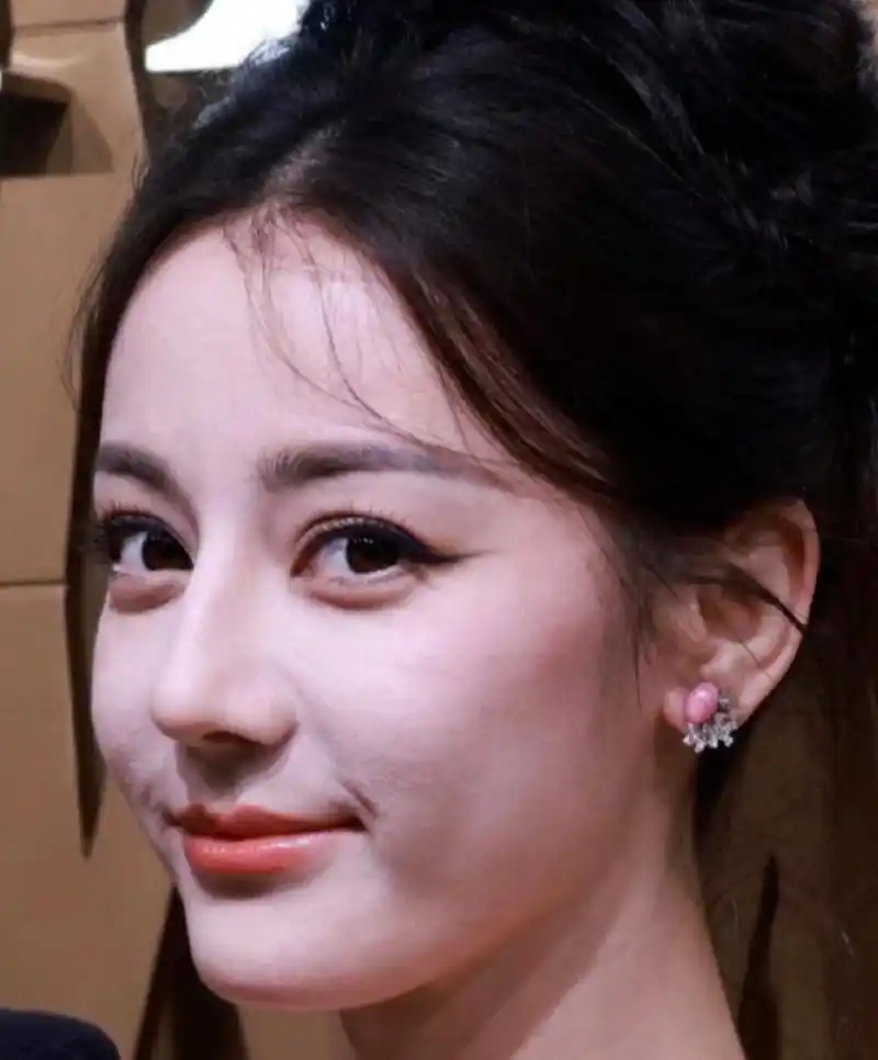 离开美颜滤镜,迪丽热巴生图照曝光,这才是真是模样.