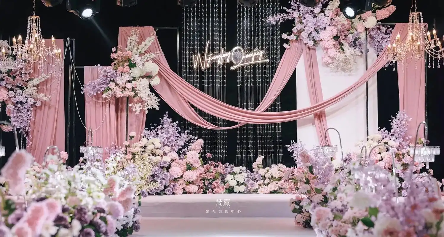 白粉色简约布幔水晶婚礼