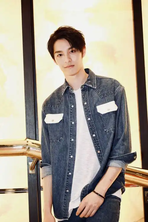 曹佑宁化身牛仔型男 "滤镜系"男友撩力满格