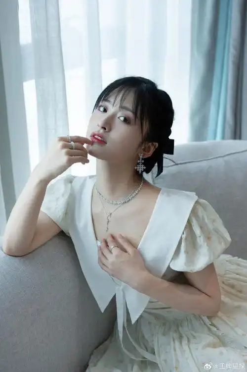 果然珠宝和美人就是绝配,沈月佩戴apm💎标志性meteorites系列珠宝