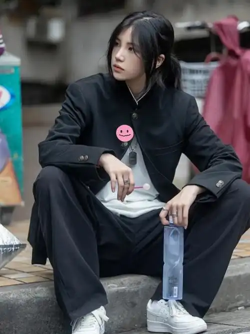 会让头发看起来很蓬而且很好打理,可以根据自己的脸型选择适合的刘海