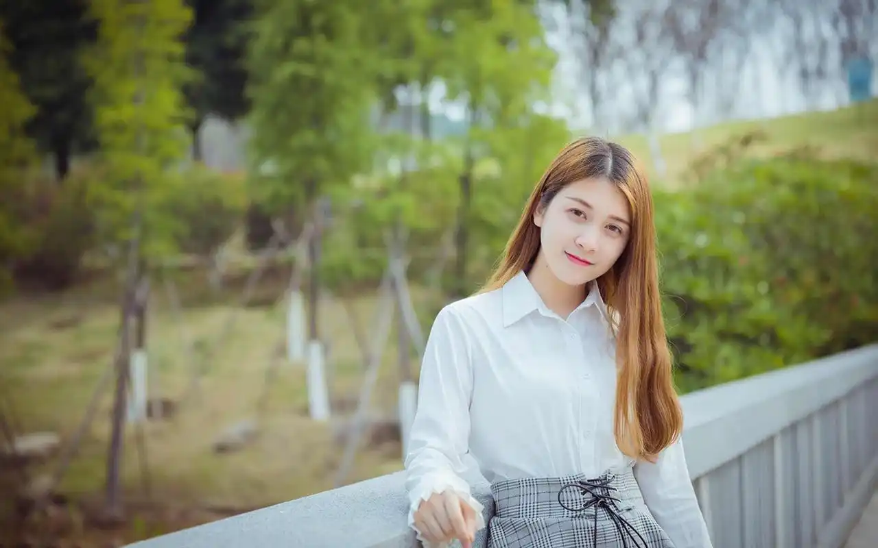白衬衫清纯气质美女户外写真图片桌面壁纸