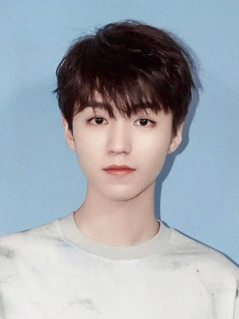 [王俊凯][分享]200827 王俊凯帅气证件照来啦 快来收藏起来吧--爱豆