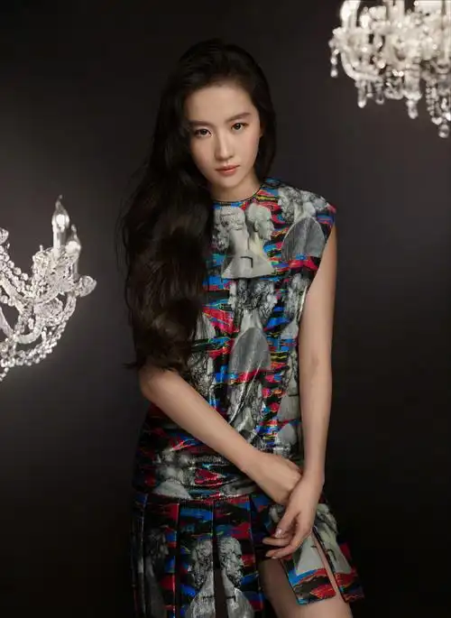 刘亦菲阿布扎比路演,松弛感的具象化,简单的穿搭不一样的风格_时尚