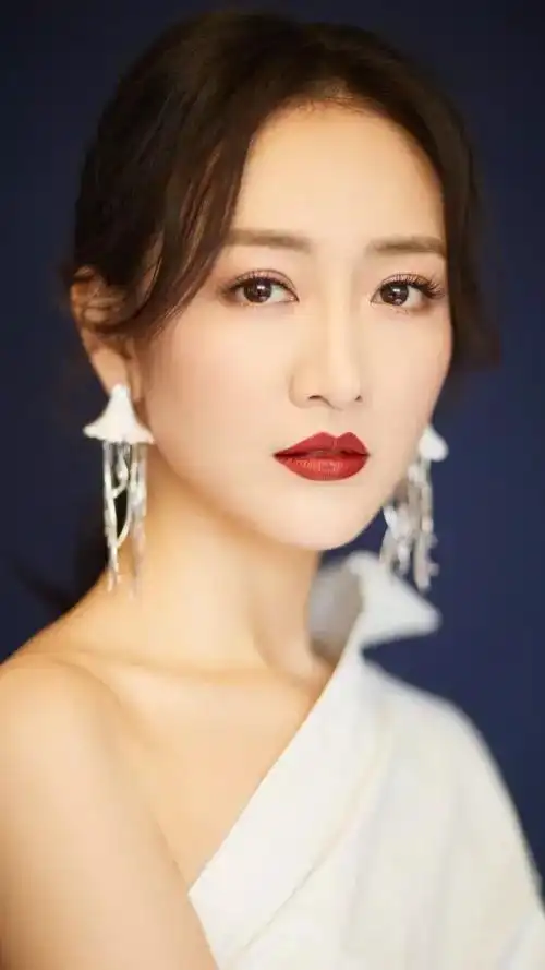 王鸥美图烈焰红唇尽显女人迷人风采