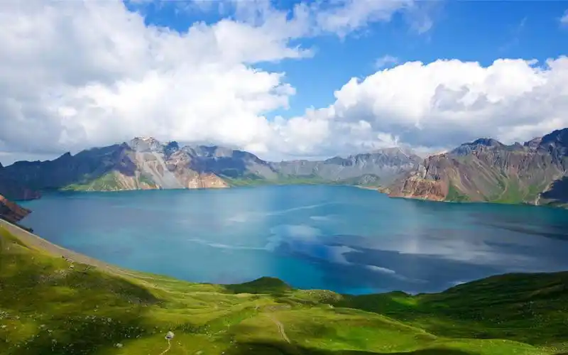 长白山天池绝美风景桌面壁纸