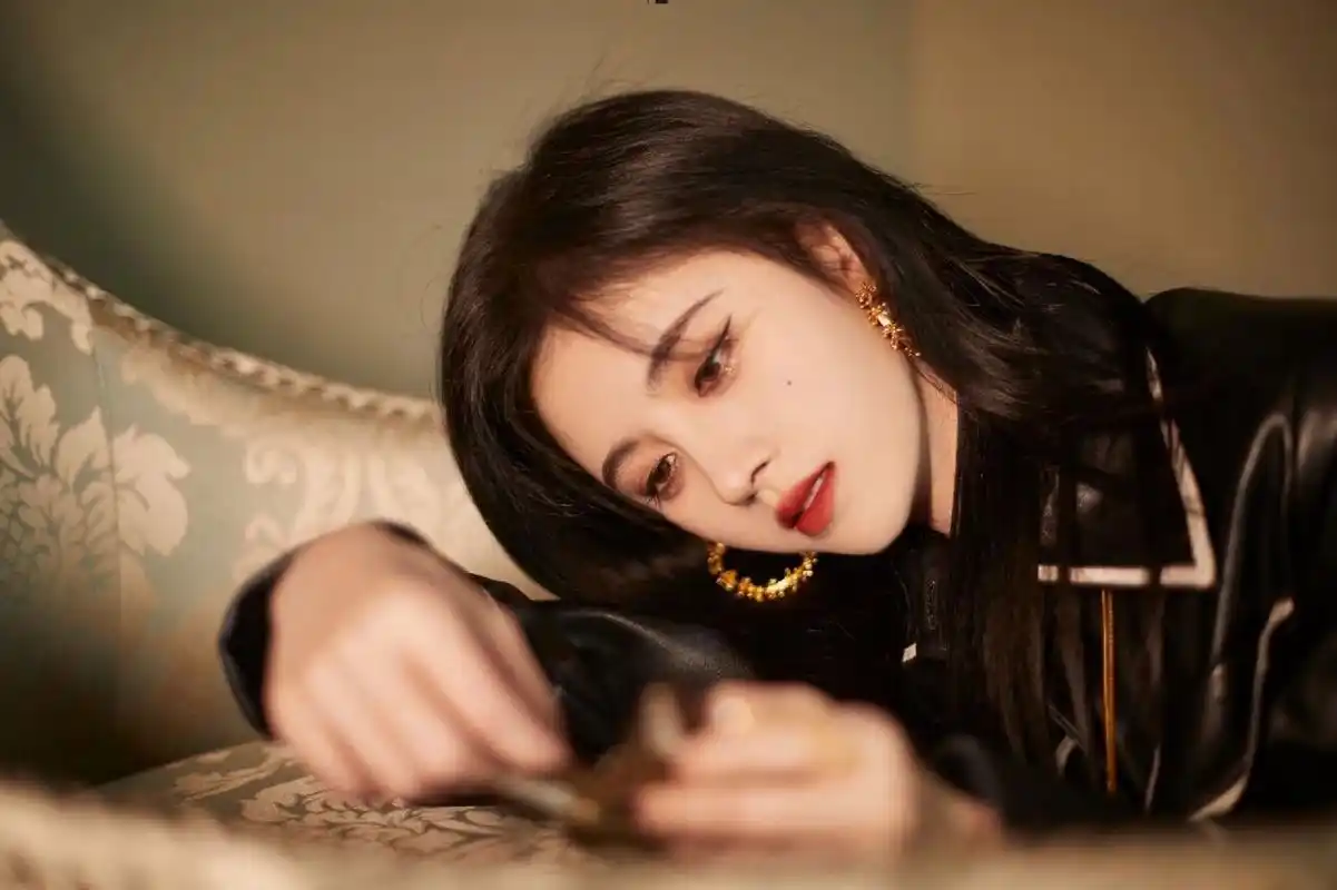 暗黑系风格 #鞠婧祎# 猜猜这是谁?哈哈,你的女友已上线