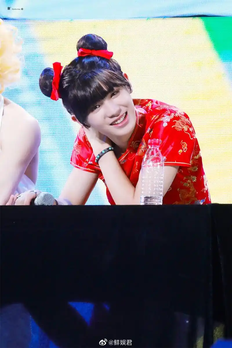 黄明昊cos的春丽 ,这绝美瞬间看着令人心动