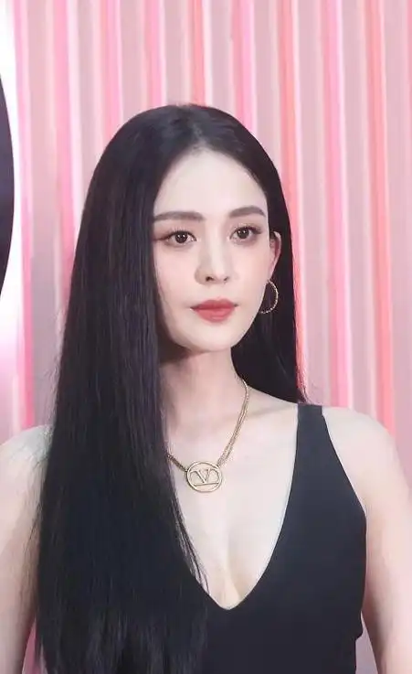 古力娜扎黑长直配黑色长裙有些"认不出",清纯魅惑集一身,美__财经头条