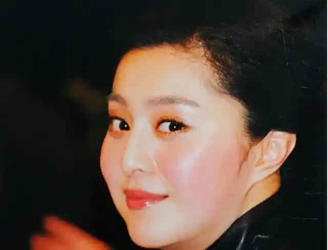 很多网友看完这几张十六年前的照片,纷纷表示冤枉范冰冰了,她并没有