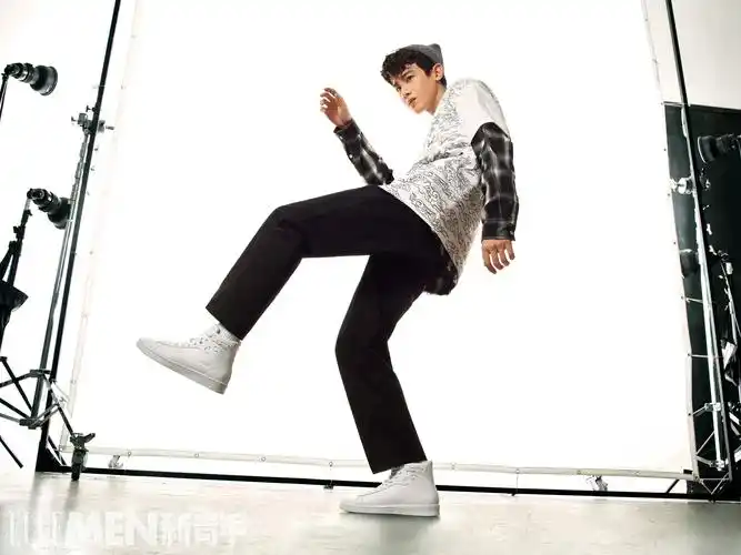 白敬亭杂志封面照曝光!慵懒卷发造型,在线撩人