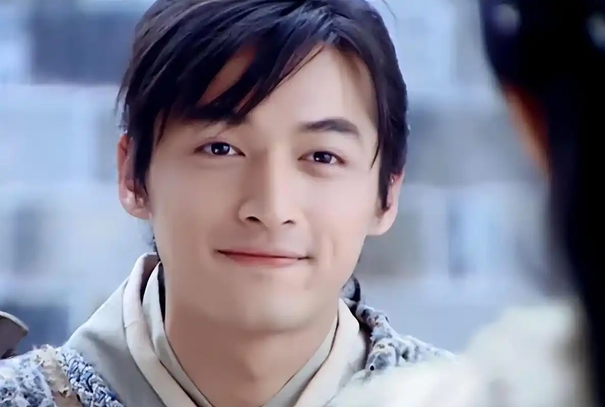 胡歌,作为无数网友的童年男神,他的颜值自然是英俊潇洒.