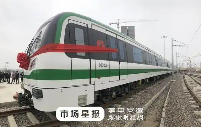 合肥地铁三号线首辆列车来了_施工