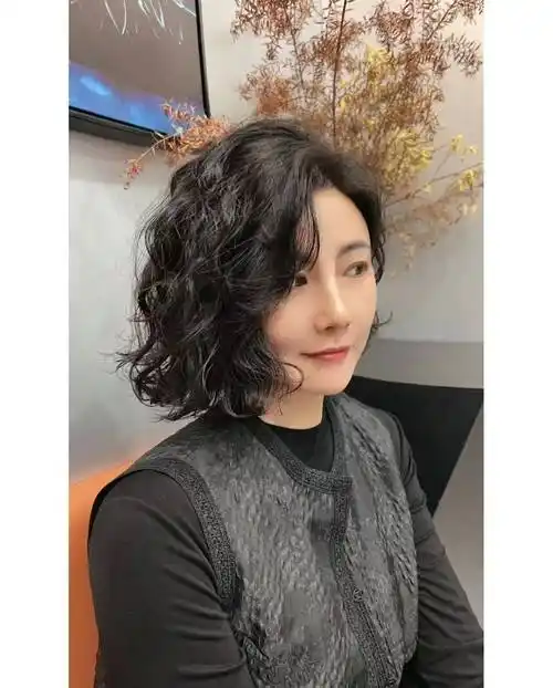 岁女人烫头发:记住"三烫三不烫",显年轻气质,头发蓬松洋气_女性_发型