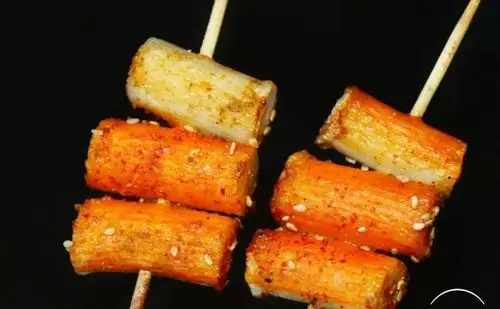 蟹棒吃起来艮啾啾的,是男孩子女孩子都爱的小食,撒上一层芝麻的它更加