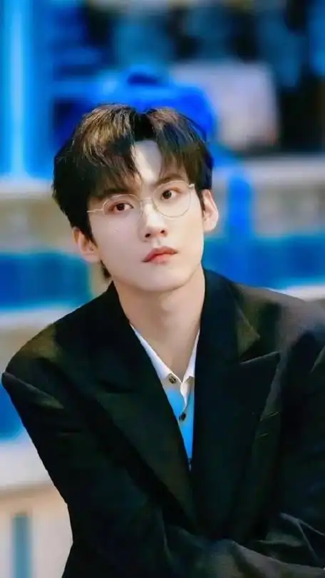 周柯宇与金丝眼镜太配了 是会让我反复心动的程度 真的太帅啦 周柯宇