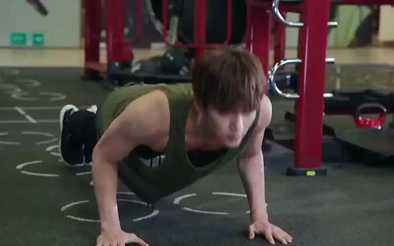 长安教练又来啦 撩起衣服就是腹肌 池昌旭