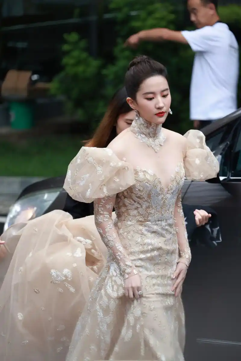 神仙姐姐刘亦菲活动生图,说实话礼服很漂亮,但是不是很适合她,造型也