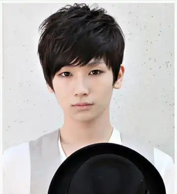 碎发的斜刘海发型,加上帅气的男士板寸发型,打造一款时尚帅气的短发