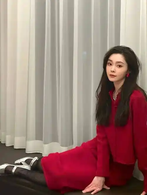 原创宋轶晒下班照祝大家节日快乐手心托花温婉俏皮