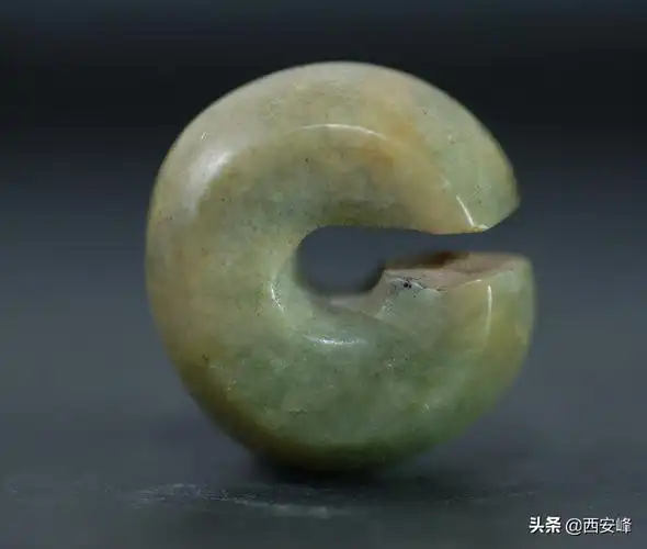 赤峰市博物馆. 藏「红山文化玉器」